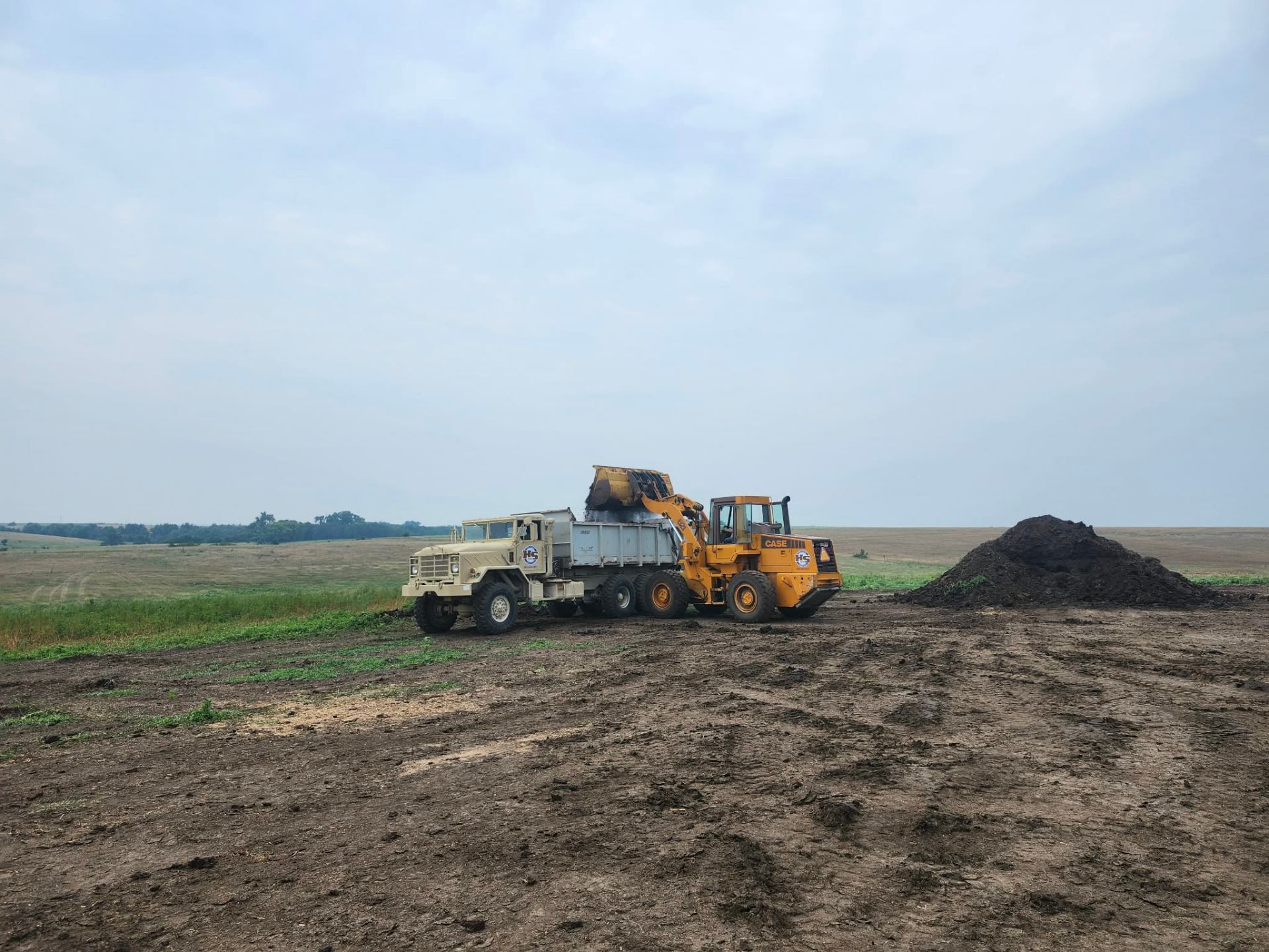 Loading Manure Hollerich Services | North Central Kansas